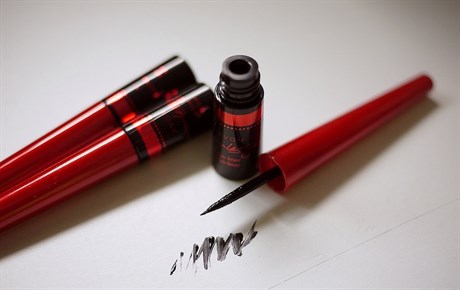AVON дълготрайна очна линия